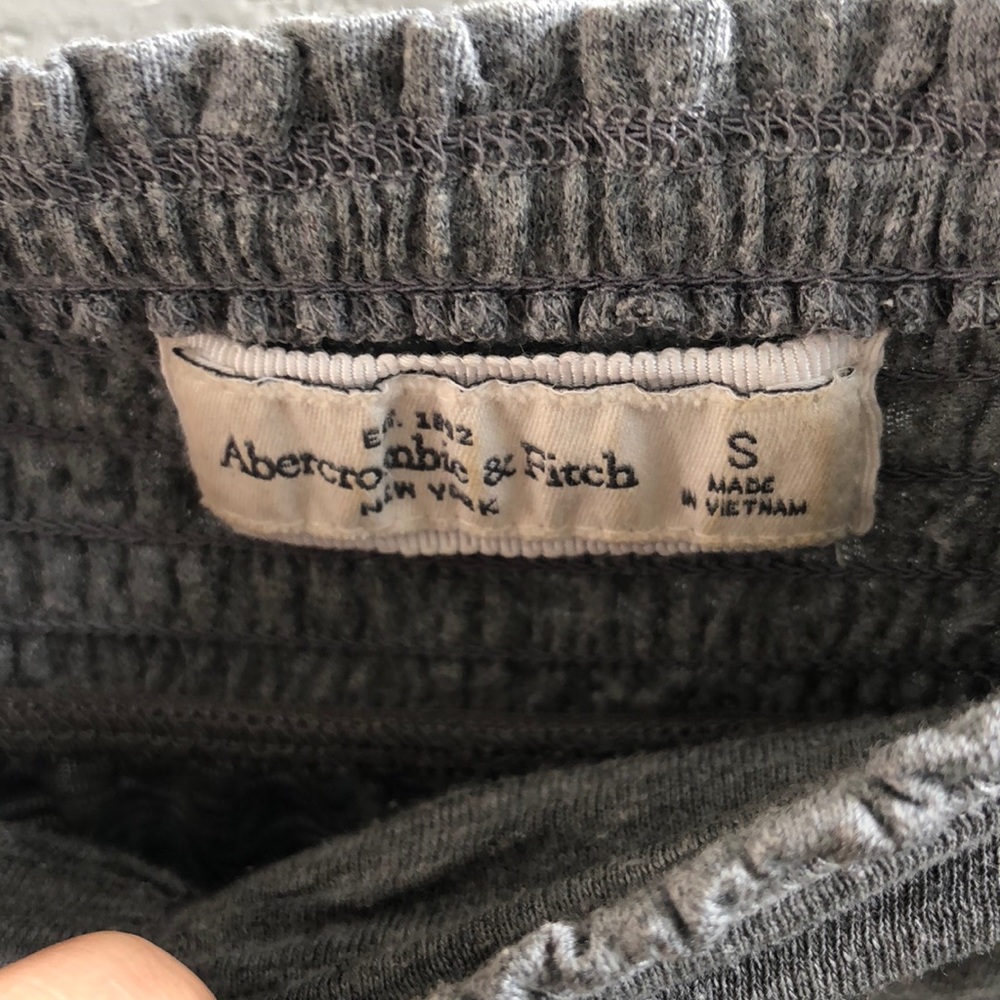 A&F RUFFLE TOP - Picture 5 of 6